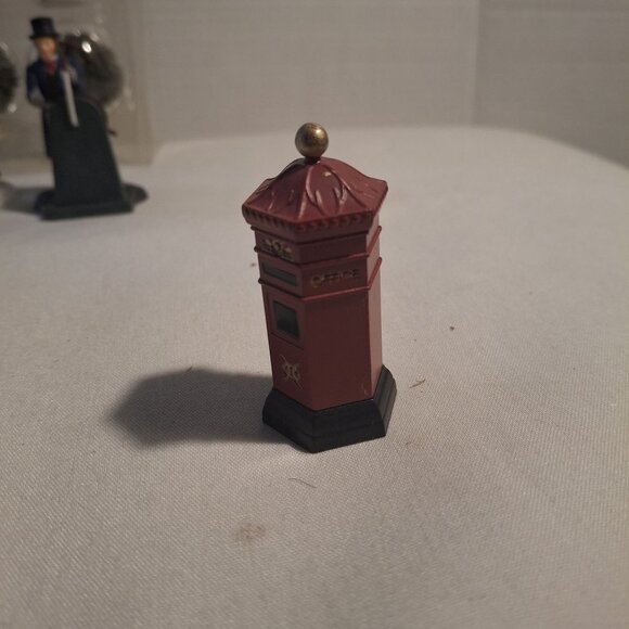 Heritage Village Collection Dickens Lock Keeper & Accessories Set Dept 56 - Picture 5 of 6